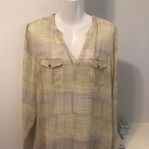 Beautiful Vince Camuto blouse. - Picture 1 of 4